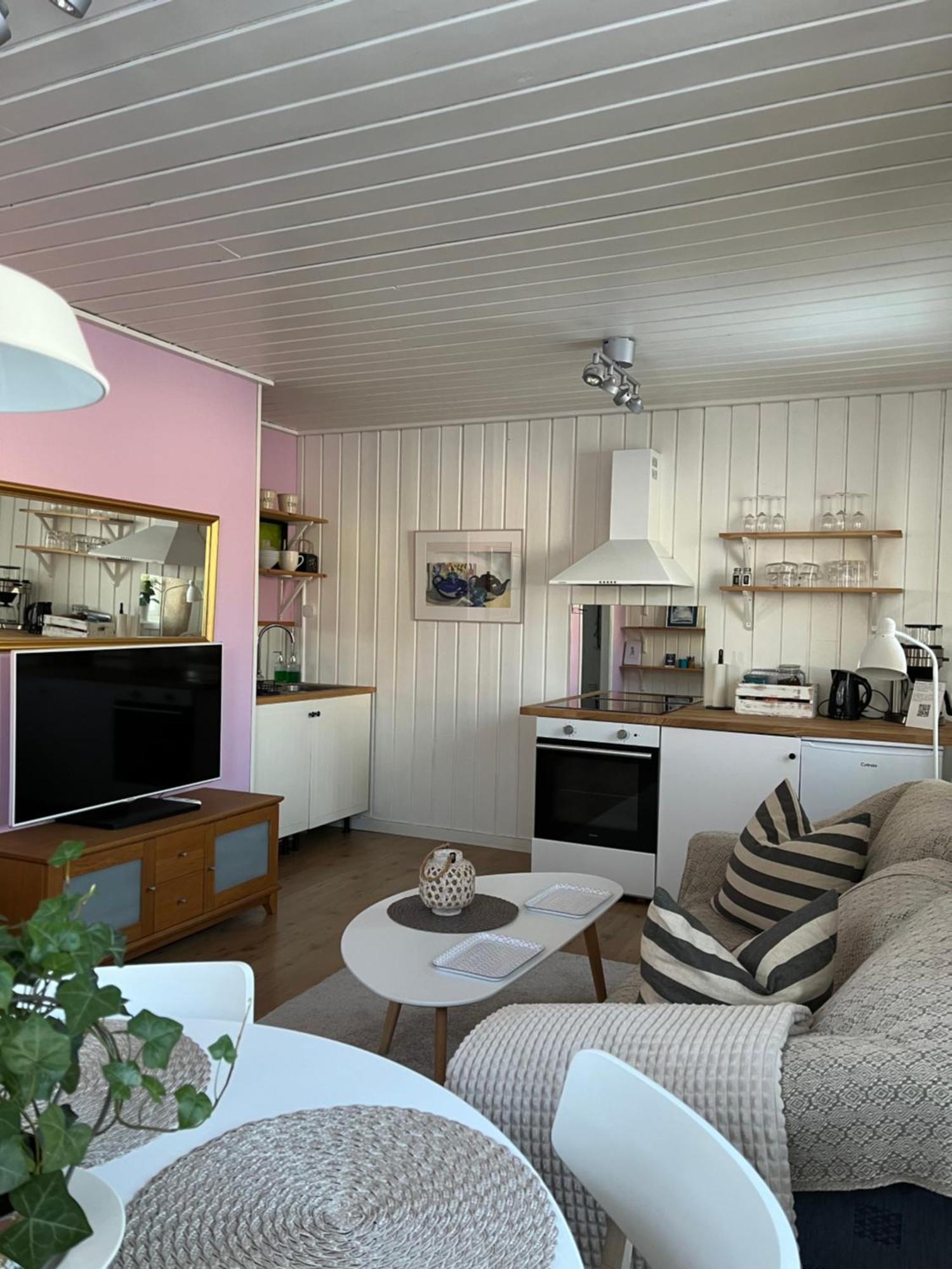 Lodge Lilla Groena Huset Pa Garden *